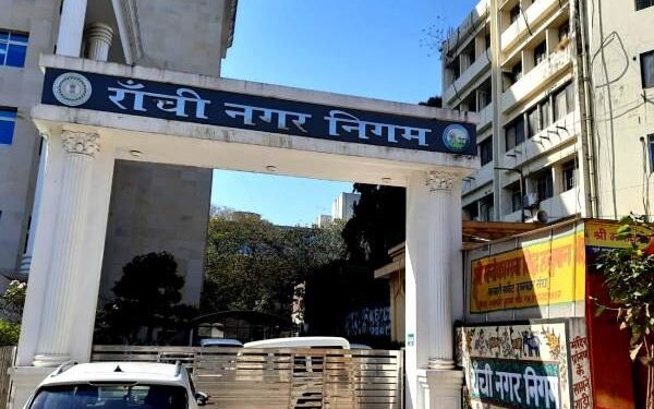 Ranchi Municipal Corporation has now taken strict action against meat and fish shops operating without licenses in Ranchi, cancelling the licenses of 17 shops.