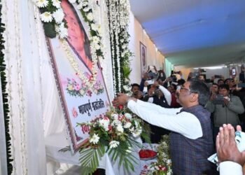 Chief Minister Hemant Soren paid tribute to the mother of Minister Sanjay Prasad Yadav.