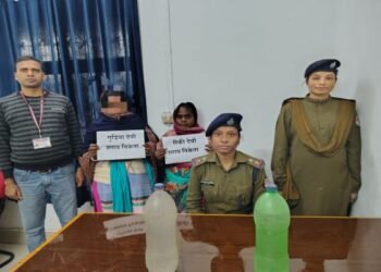 धनबाद रेलवे परिसर में दो महिला गिरफ्तार, 4.50 लीटर देशी शराब जब्त