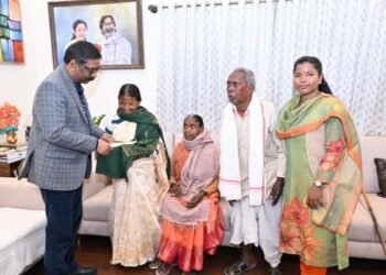 आदिवासी बेटी की मेहनत रंग लाई, मुख्यमंत्री ने Savita Kachhap को सौंपा ₹2 लाख का प्रोत्साहन