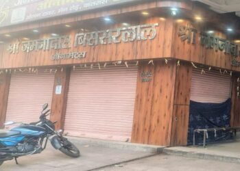 Dhanbad Breaking: कतरास में ज्वेलरी दुकान से लाखों की चोरी, जोगता में ग्रामीणों ने तीन चोरों को दबोचा