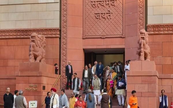 संसद का शीतकालीन सत्र शुरू, लोकसभा में हंगामा, कार्यवाही 12 बजे तक स्थगित