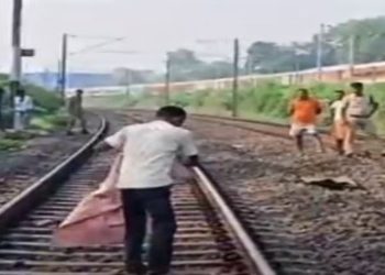 हादसा या आत्महत्या? देवघर में रेलवे ट्रैक पर युवक का शव मिलने से हड़कंप