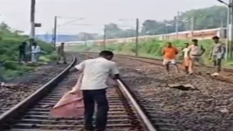 हादसा या आत्महत्या? देवघर में रेलवे ट्रैक पर युवक का शव मिलने से हड़कंप