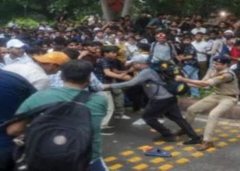 Breaking News: संसद मार्च के दौरान बवाल, पुलिस के द्वारा प्रदर्शनकारियोें पर लाठीचार्ज का आरोप