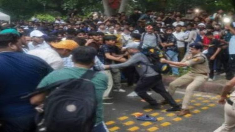 Breaking News: संसद मार्च के दौरान बवाल, पुलिस के द्वारा प्रदर्शनकारियोें पर लाठीचार्ज का आरोप