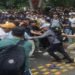 Breaking News: संसद मार्च के दौरान बवाल, पुलिस के द्वारा प्रदर्शनकारियोें पर लाठीचार्ज का आरोप