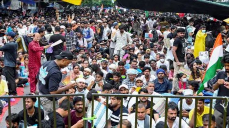 Breaking News: जंतर-मतर में पथराव के बाद लाठीचार्ज, पुलिसकर्मियों समेत कई घायल