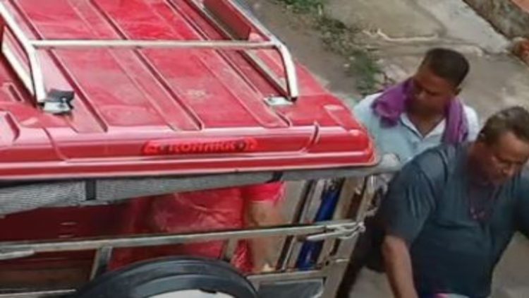 कोडकोडरमा में दिनदहाड़े महिला के गले से 2 लाख के सोने की चेन छिनतईरमा में दिनदहाड़े महिला के गले से 2 लाख के सोने की चेन छिनतई
