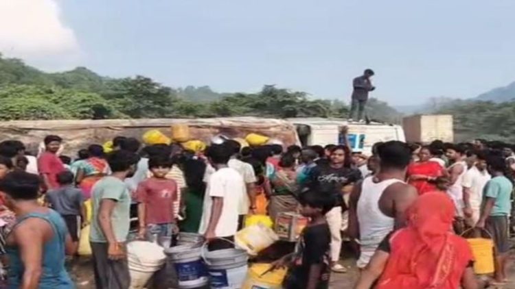 कोडरमा में तेल लदा टैंकर पलटा, बाल्टी और ड्रम लेकर लूटने की मची होड़