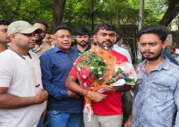 गोल्फ ग्राउंड में मेले के विरोध में उतरे खिलाड़ी, विधायक जयराम महतो को सौंपा ज्ञापन