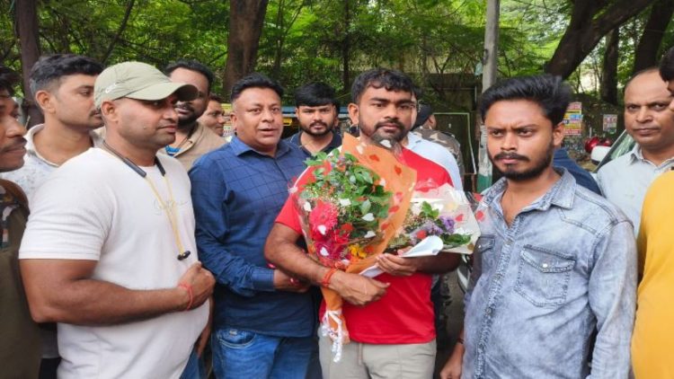 गोल्फ ग्राउंड में मेले के विरोध में उतरे खिलाड़ी, विधायक जयराम महतो को सौंपा ज्ञापन 1 गोल्फ ग्राउंड में मेले के विरोध में उतरे खिलाड़ी, विधायक जयराम महतो को सौंपा ज्ञापन