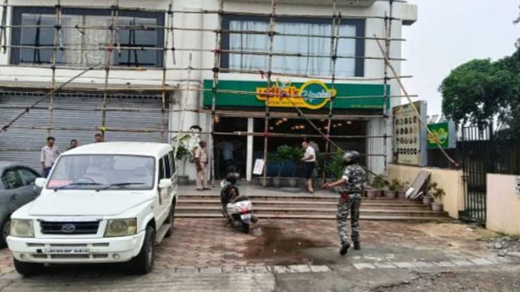 Breaking News: जमशेदपुर के बिंदल मॉल के पास फायरिंग, खाना खाने पहुंचे चार लोगों को लगी गोली