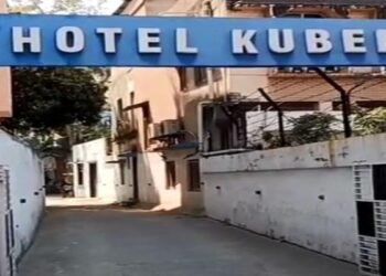 Jharkhand News: कुबेर होटल का कमरा नंबर 201, धनबाद के युवक ने खाया जहर