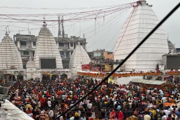 Mahashivratri 2026: महाशिवरात्रि पर केसरिया रंग में रंगी बाबा नगरी, जलाभिषेक को उमड़ी लाखों श्रद्धालुओं की भीड़