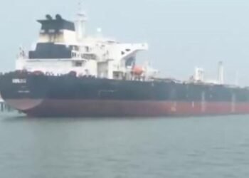 Breaking News: जंग के बीच राहत वाली खबर-भारतीय जहाजों को होर्मुज स्ट्रेट से गुजरने की मिली अनुमति! एक जहाज मुंबई पहुंचा