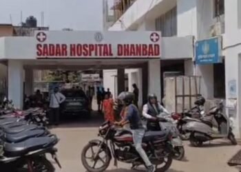 Dhanbad News: अपार्टमेंट की छत से गिरा युवक, हालत नाजुक; जांच में जुटी पुलिस