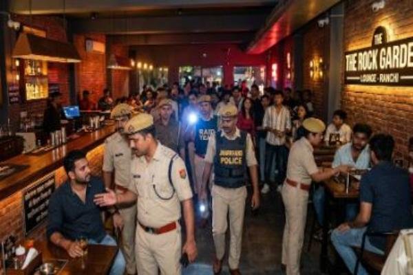 Ranchi News: नशे के खिलाफ पुलिस का बड़ा एक्शन-देर रात क्लबों और रेस्टोरेंट्स में ताबड़तोड़ छापेमारी से हड़कंप