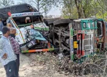 Koderma News: कोडरमा में नौवां माइल के पास दो ट्रकों में सीधी भिड़ंत, केबिन में फंसे चालक-खलासी