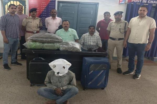 Ranchi Crime: ओडिशा से ट्रॉली बैग में छिपाकर गांजे की तस्करी, पुलिस ने ऐसे किया गिरफ्तार