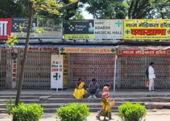 दवा दुकानों की हड़ताल से मरीज परेशान, ई-फार्मेसी के विरोध में खुदरा व्यापारियों का समर्थन