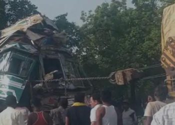 कोडरमा घाटी में ब्रेक फेल होने से मचा हड़कंप, ट्रक हादसे में ड्राइवर के दोनों पैर टूटे