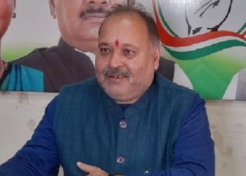 संविधान के नाम पर राजनीति कर रही है बीजेपी-कांग्रेस का पलटवार