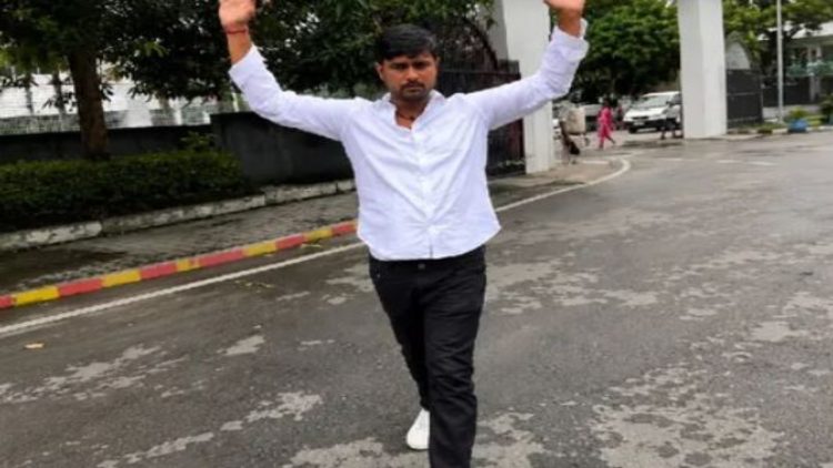 Big Breaking : करनी सेना नेता हिमांशु सिंह हत्याकांड में वांछित आरोपी राहुल दुबे ने किया सरेंडर 1 Big Breaking : करनी सेना नेता हिमांशु सिंह हत्याकांड में वांछित आरोपी राहुल दुबे ने किया सरेंडर