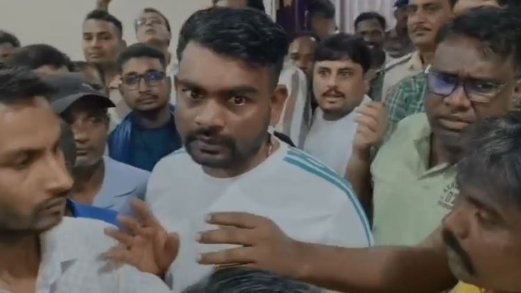 बरवाअड्डा थाना में बवाल, विधायक जयराम महतो पर मुखिया पुत्र ने लगाया गला दबाने का आरोप 1 बरवाअड्डा थाना में बवाल, विधायक जयराम महतो पर मुखिया पुत्र ने लगाया गला दबाने का आरोप