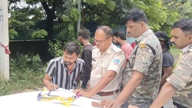 भेलाटांड में पेड़ से लटका मिला 26 वर्षीय युवक का शव, इलाके में मचा हड़कंप
