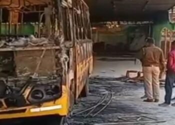 Jharkhand News: बोकारो में असमाजिक तत्वों का आतंक, स्कूल परिसर में तीन बसें जलाकर खाक