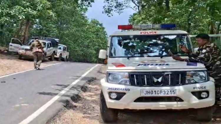 कोडरमा के वाइल्डलाइफ सेंचुरी में वन विभाग की छापेमारी, JCB मशीन समेत कई वाहन जब्त