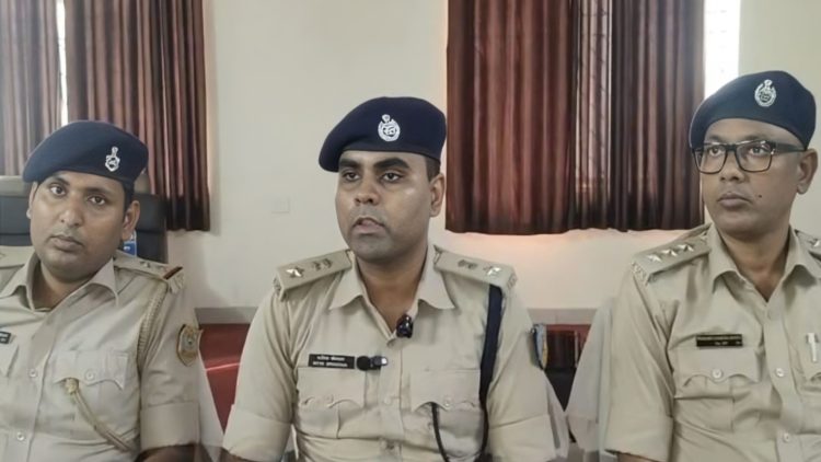 धनबाद में सिर कटी युवती हत्याकांड का खुलासा-प्रेम विवाह से नाराजगी में हत्या, चार गिरफ्तार 1 धनबाद में सिर कटी युवती हत्याकांड का खुलासा-प्रेम विवाह से नाराजगी में हत्या, चार गिरफ्तार