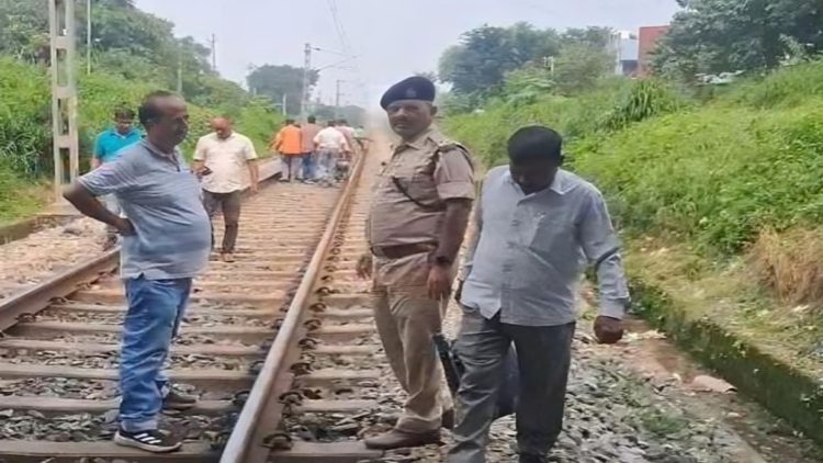 Breaking News: लोहरदगा-रांची रेलखंड पर हादसा, मालगाड़ी की चपेट में आने से रेलवे कीमैन की मौत 1 Breaking News: लोहरदगा-रांची रेलखंड पर हादसा, मालगाड़ी की चपेट में आने से रेलवे कीमैन की मौत