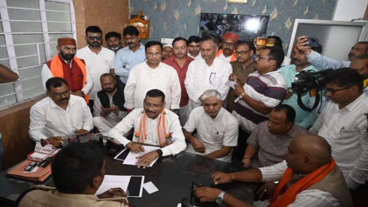 रांची में डॉ. श्यामा प्रसाद मुखर्जी की प्रतिमा से छेड़छाड़, भाजपा ने दर्ज कराई FIR 1 रांची में डॉ. श्यामा प्रसाद मुखर्जी की प्रतिमा से छेड़छाड़, भाजपा ने दर्ज कराई FIR