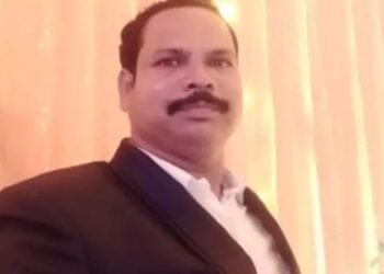 Jharkhand News: बच्चों को स्कूल छोड़ा, फिर साड़ी का फंदा बना कर ली आत्महत्या, सुसाइड नोट में...