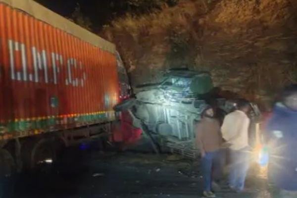 Jharkhand News: हजारीबाग में भीषण सड़क हादसा, क्यूआरटी वाहन कंटेनर से भिड़ी-दो की दर्दनाक मौत