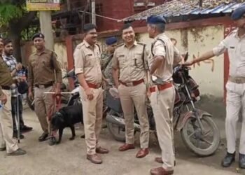 Dhanbad News: धनबाद सिविल कोर्ट को बम से उड़ाने की धमकी-हाई अलर्ट पर पुलिस, डॉग स्क्वॉड व मेटल डिटेक्टर से सघन जांच