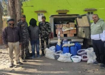 Jharkhand News: सावधान! आलीशान गाड़ियों में घूम रहा है ‘जहर’, हजारीबाग में अवैध शराब का भंडाफोड़