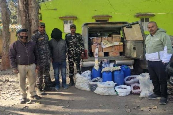 Jharkhand News: सावधान! आलीशान गाड़ियों में घूम रहा है ‘जहर’, हजारीबाग में अवैध शराब का भंडाफोड़