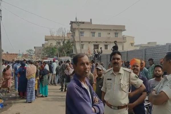 Ranchi News: रांची में इंसानियत शर्मसार-मौसी पर नाबालिग भांजी को बेचने का आरोप, लोगों ने पकड़कर…