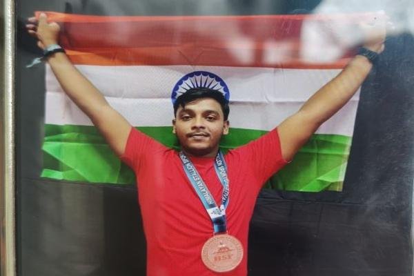 Dhanbad News: कतरास में युवक ने फांसी लगाकर दी जान, परिवार में कोहराम