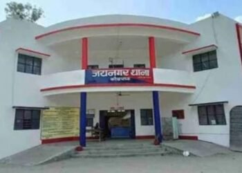 Koderma News: कोडरमा में संदिग्ध परिस्थिति में शव मिलने से हड़कंप, जांच में जुटी पुलिस