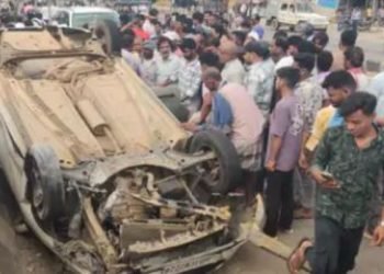 कोडरमा में बाइक सवार को बचाने की कोशिश में डिवाइडर से टकराई कार, बाल-बाल बचा परिवार