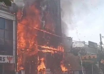 Breaking News: लखनऊ के कोचिंग सेंटर में लगी भीषण आग-दर्जन भर से ज्यादा लोग अंदर फंसे