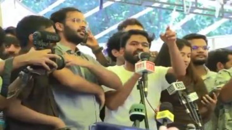 Breaking News: सुबह हो गई मामू-प्रधान के इस्तीफे के बाद प्रदर्शनकारियों में जश्न का माहौल 1 Breaking News: सुबह हो गई मामू-प्रधान के इस्तीफे के बाद प्रदर्शनकारियों में जश्न का माहौल