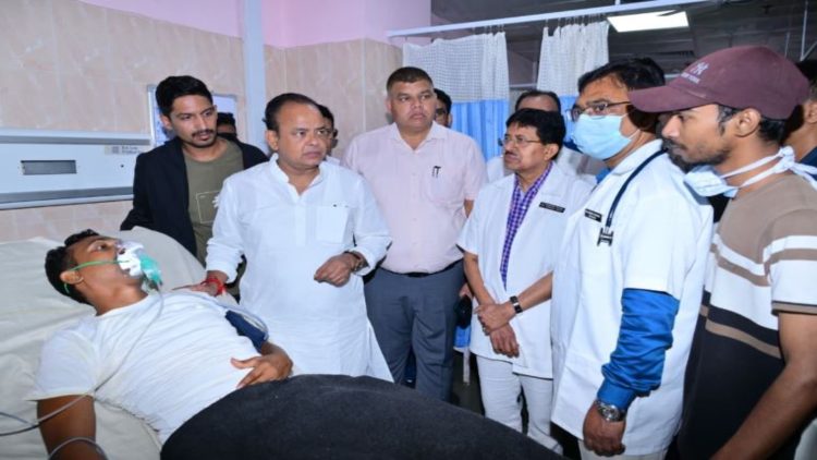 सदर अस्पताल में JPSC आंदोलनकारी छात्र का मंत्री इरफान अंसारी ने जाना हाल