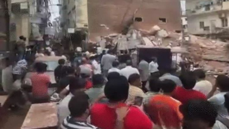 Big Breaking : दिल्ली में तीन मंजिला इमारत भरभराकर गिरी, कई लोगों के दबे होने की आशंका