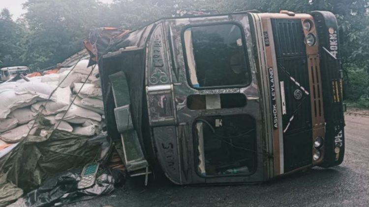 कोडरमा घाटी में मुर्गा दाना लदा ट्रक पलटा, NH-20 पर लगा लंबा जाम