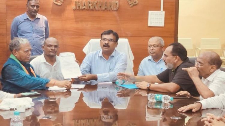 मतदाता सूची में बदलाव पर कांग्रेस का प्रदर्शन, रांची में निर्वाचन आयोग कार्यालय का किया घेराव